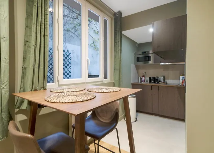 Modern In The Heart Of Near Eiffel Tower